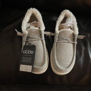 Size 6 women’s heydudes